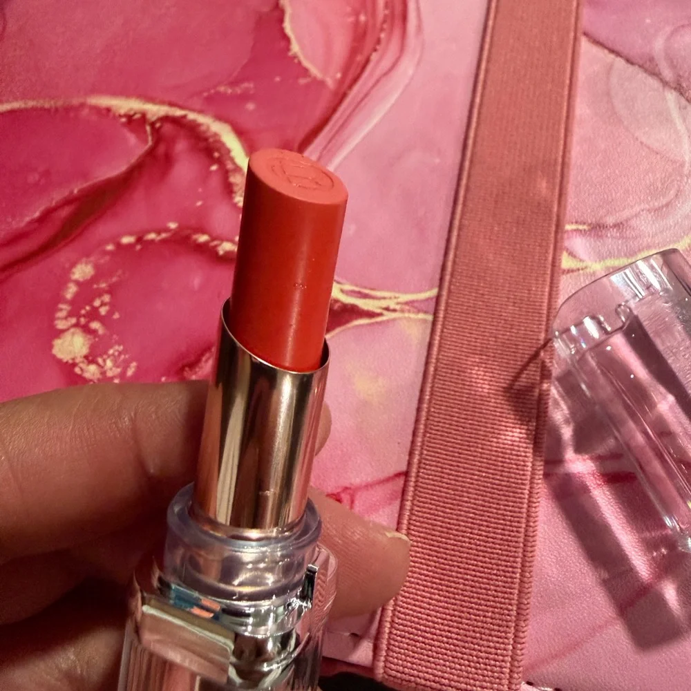 L'Oréal Paris (160 Cherry Wonderland) - Glow Paradise Hydrating Balm-in-Lipstick